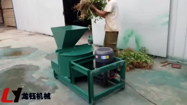 鲜花生秧粉碎机工作视频实拍视频封面