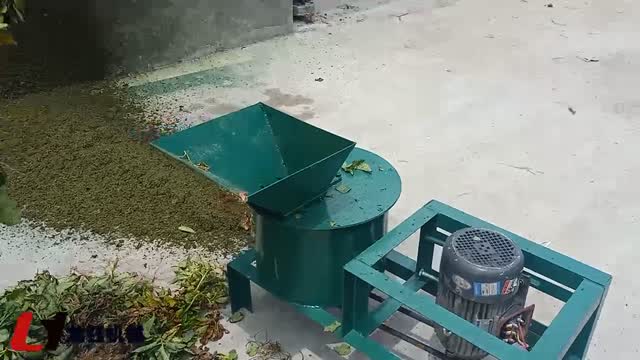 黑麦草粉碎机工作视频实拍视频封面