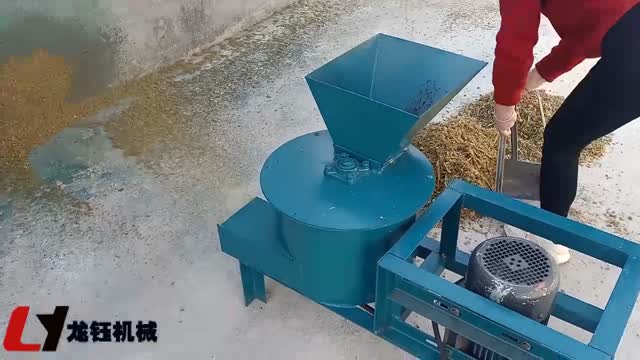 发酵饲料粉碎机工作视频实拍视频封面