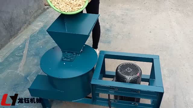 青饲料粉碎机工作视频实拍视频封面