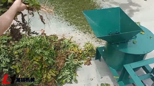 土豆秧粉碎机工作视频实拍视频封面