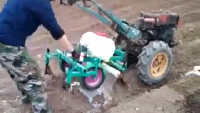 手扶车地膜机工作视频实拍视频封面