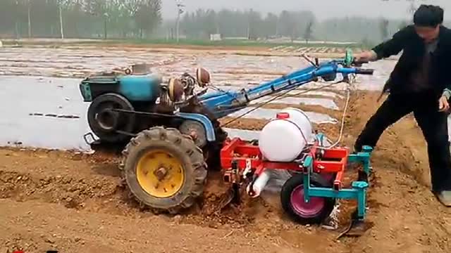 喷药覆膜机工作视频实拍视频封面