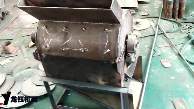 茶枯饼粉碎机工作视频实拍视频封面