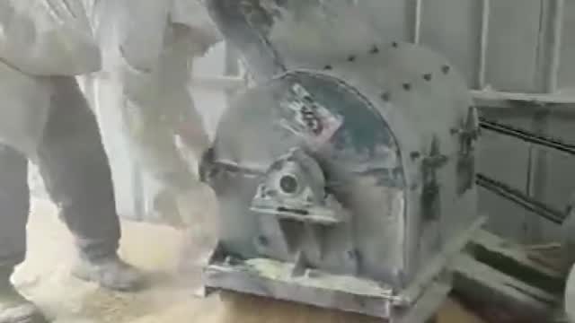 花生饼粉碎机工作视频实拍视频封面