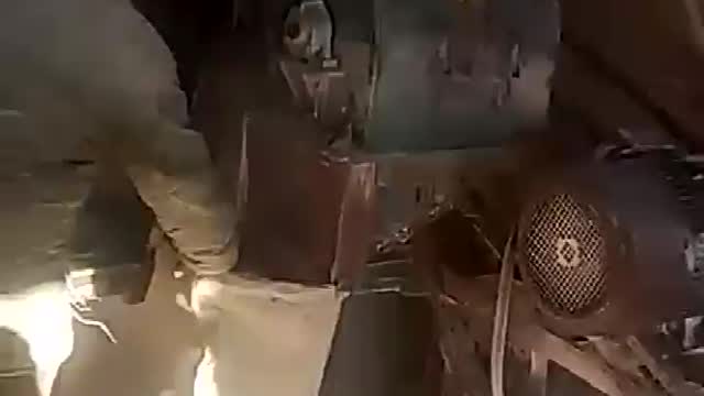 菜籽饼粉碎机工作视频实拍视频封面