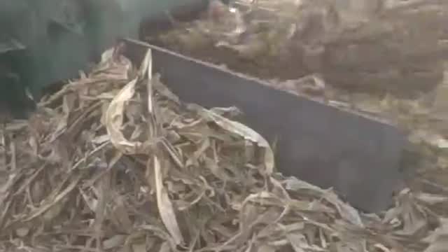 拖拉机后悬挂粉碎机工作视频实拍视频封面