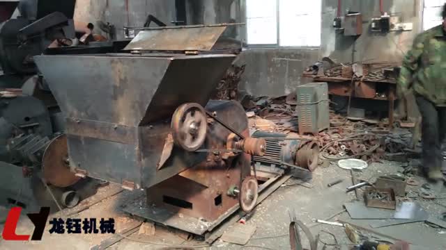 自动进料粉碎机工作视频实拍视频封面