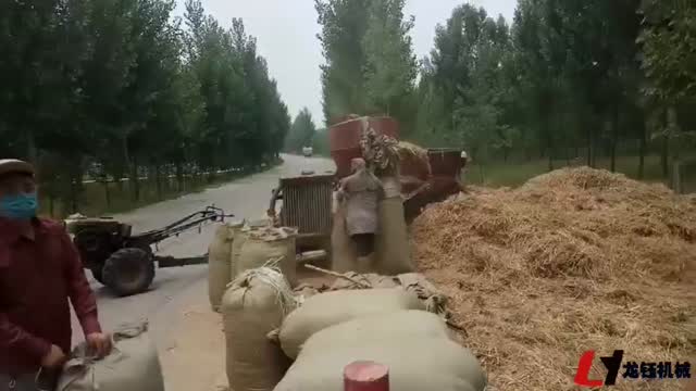 小麦秸秆打粉机工作视频实拍视频封面
