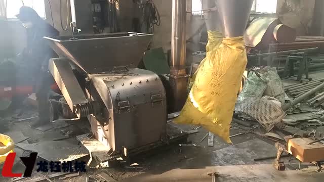 大方口饲料加工粉碎机工作视频实拍视频封面