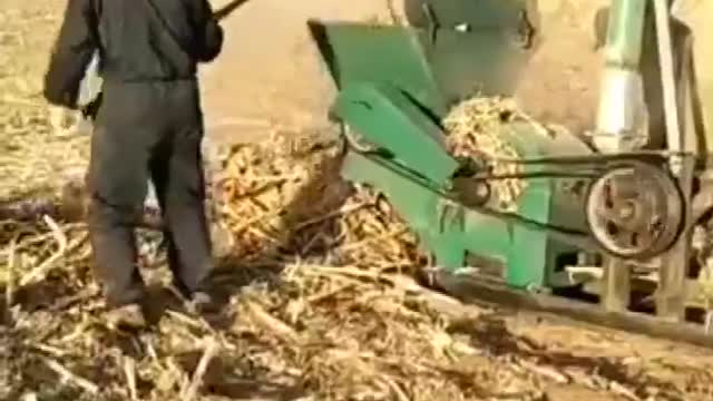 玉米秸秆粉碎机工作视频实拍视频封面