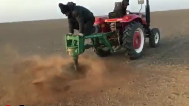 拖拉机后悬挂挖坑机工作视频实拍视频封面
