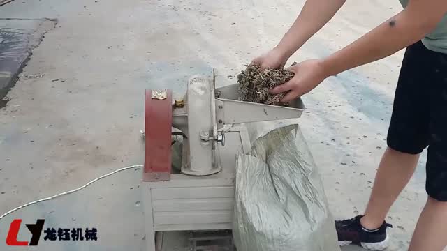 艾叶粉碎机工作视频实拍视频封面