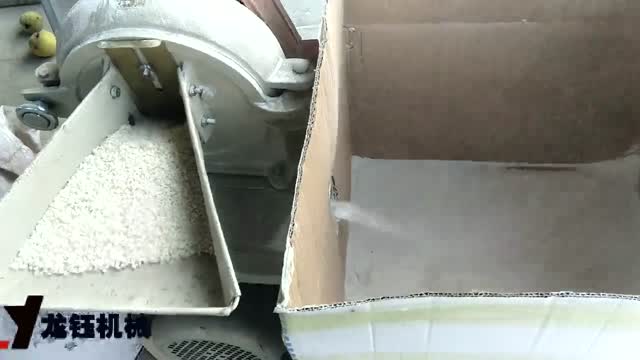 大米面粉碎机工作视频实拍视频封面
