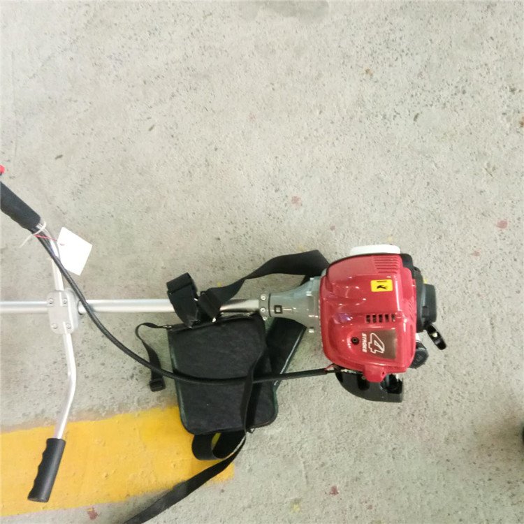 辣椒地除草割草机实拍